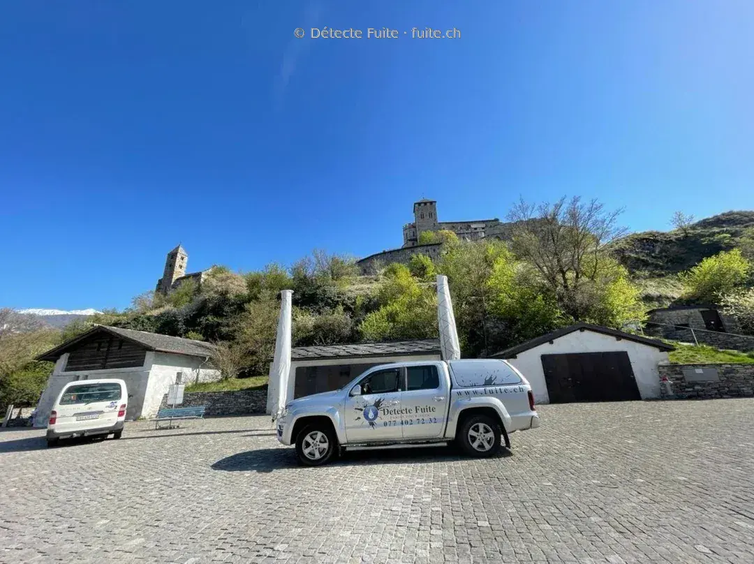 Véhicule Détecte Fuite à Sion, avec les châteaux en arrière-plan