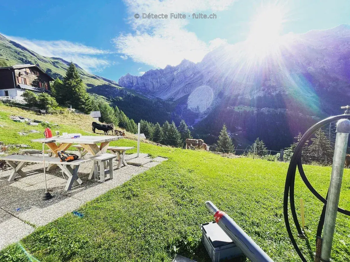 Matériel au premier plan d’un site d’intervention dans les Alpes