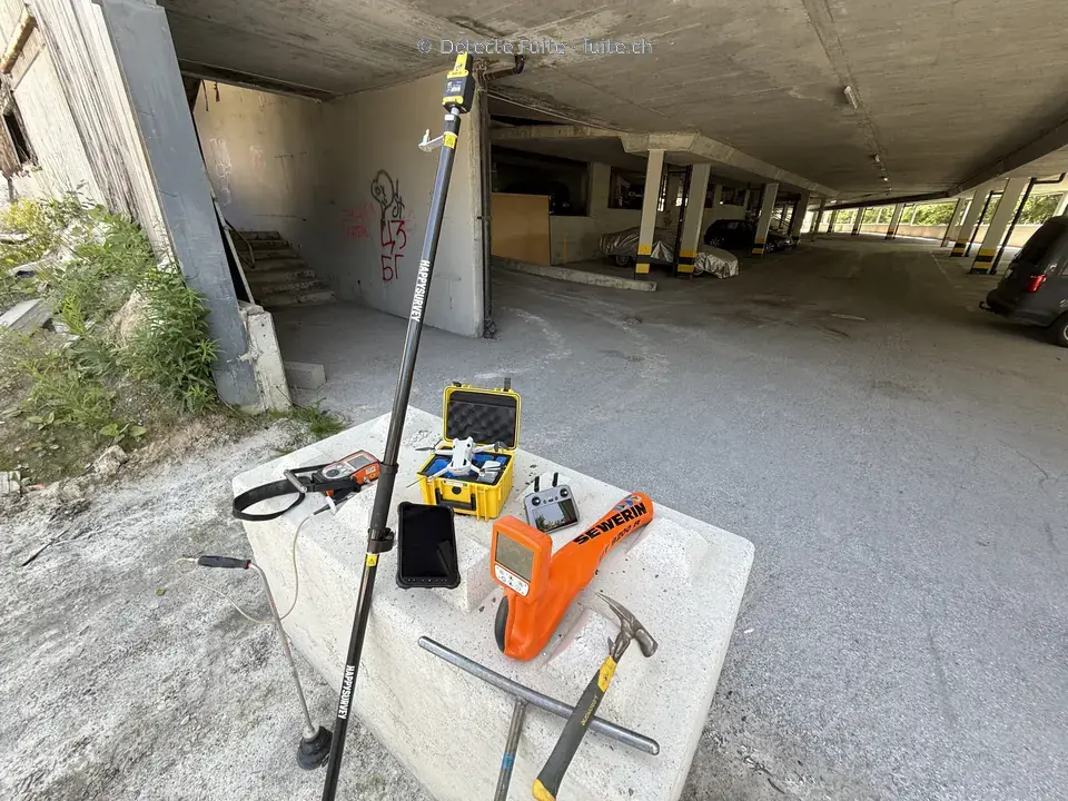 Équipements de mesure, tablette et valise Sewerin dans un bâtiment